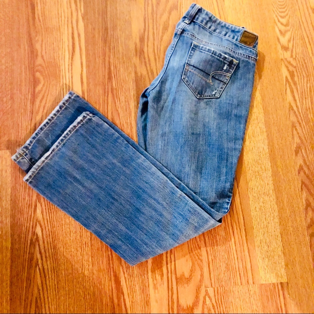 AE FAVORITE BOYFRIEND DESTROYED WASH JEANS 4R